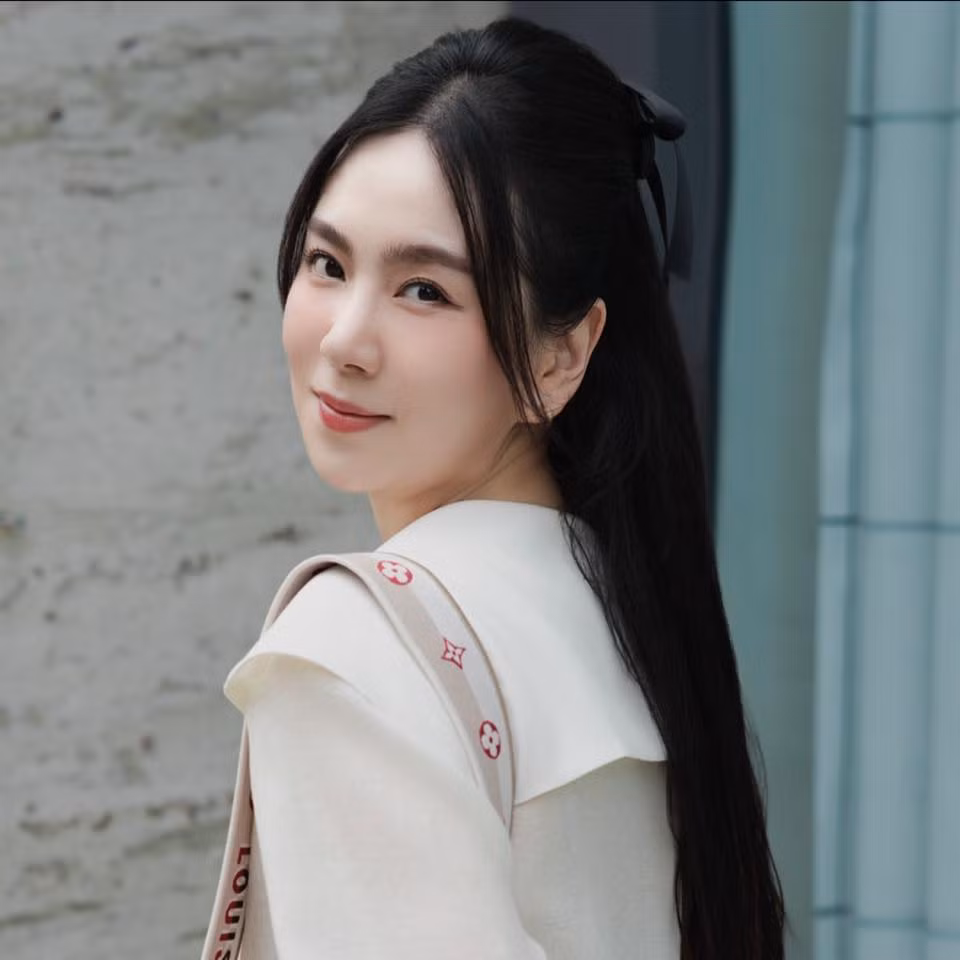 “Sau khi trải qua biến cố nhất định, tôi muốn truyền tải đến tất cả phụ nữ xung quanh mình: Hãy luôn nhớ ước mơ và công việc của mình là gì, đừng bao giờ từ bỏ nó. Nếu chẳng may có chuyện gì xảy ra thì mình vẫn luôn còn ước mơ và một nơi để trở về” - Nữ MC nói thêm.