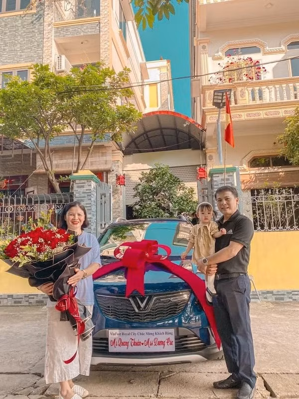 Không chỉ xây nhà cho bố mẹ, Quang Hải còn khiến người hâm mộ ngỡ ngàng khi dành tặng chiếc xe sang có giá khoảng 500 triệu đồng để báo hiếu cho đấng sinh thành vào ngày 20/10/2021.