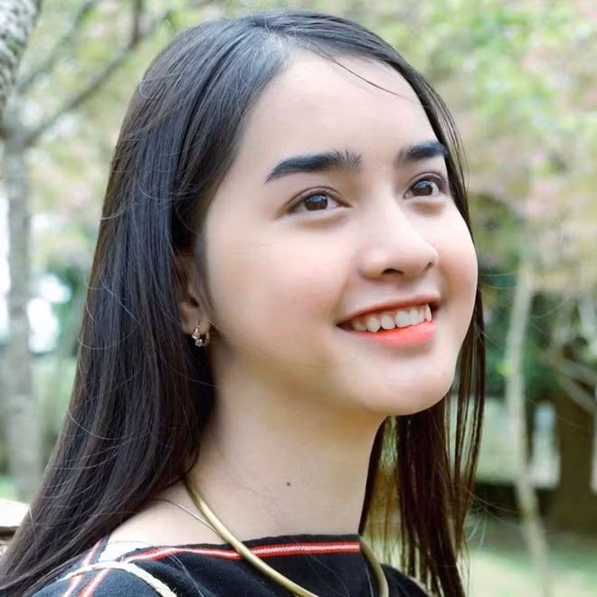 Nickname “sơn nữ Ba Na” đã không còn quá xa lạ đối với những ai có theo dõi mạng xã hội TikTok. Yona Cươn tên thật là Đinh Thị Cươn - là người Ba Na, sinh năm 2004.
