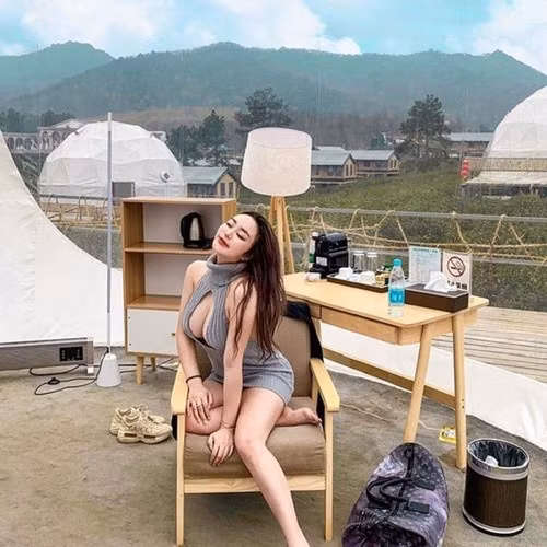 Rebecca Liu diện kiểu đồ ôm sát kết hợp với quần hoặc váy ngắn giúp tỷ lệ dáng người đẹp hơn.