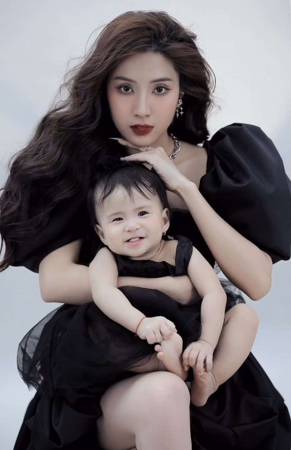 Bé Sol đã bộc lộ là "con nhà nòi" khi tự tin trước máy ảnh, tạo dáng cùnh biểu cảm không kém cạnh mẫu nhí nào, hứa hẹn sẽ kế nghiệp của mẹ trong tương lai.