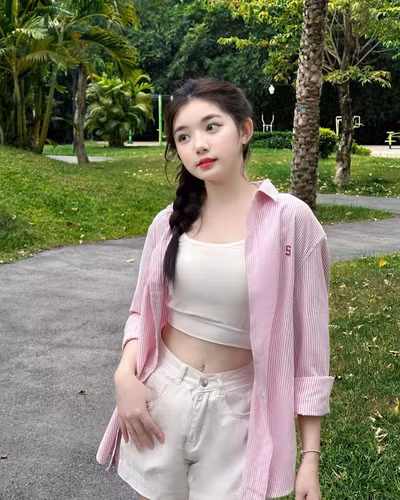 Phong cách thời trang của Quỳnh Trương thiên về sự nữ tính, dịu dàng với những chiếc váy hoa nhí, áo croptop kết hợp với chân váy cạp cao.