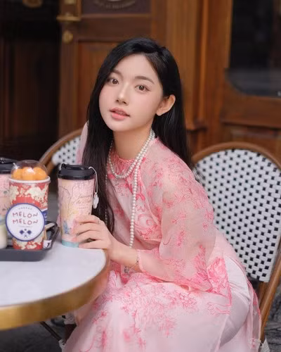 Không giống như nhiều hot TikToker khác thường xuyên chỉnh sửa hình ảnh hoặc trang điểm đậm, Quỳnh Trương chuộng phong cách trang điểm nhẹ nhàng hoặc để mặt mộc trong các video mukbang.