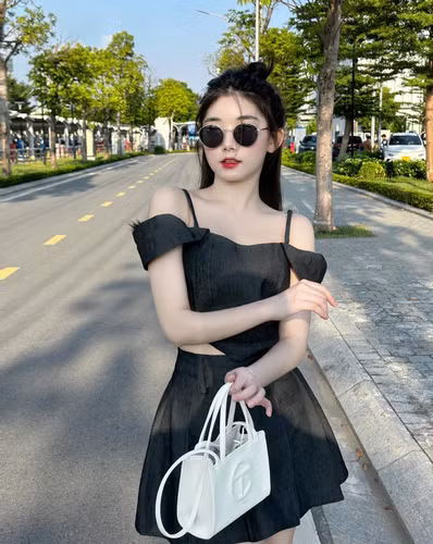 Quỳnh Trương ưu tiên những trang phục có tông màu pastel như trắng, hồng, xanh nhạt để tôn lên làn da trắng mịn của mình.