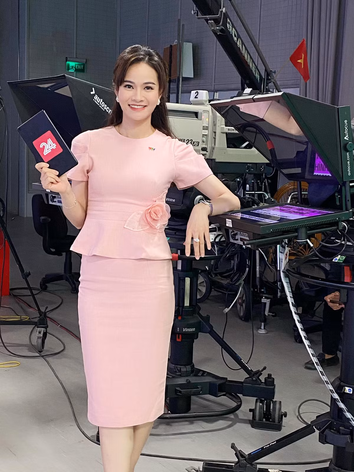 BTV Thu Hương (sinh năm 1983) có nhiều điểm chung thú vị với BTV Thụy Vân khi cả hai đều có vẻ ngoài xinh đẹp, vóc dáng chuẩn người mẫu và cùng là cựu sinh viên trường Đại học Ngoại thương. Nữ MC nhận được nhiều yêu mến của khán giả nhờ lối dẫn chương trình tự tin, linh hoạt và trẻ trung.