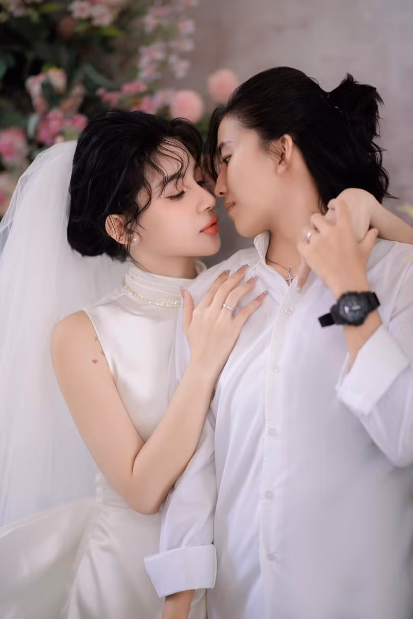 Cuộc gặp gỡ đầu tiên của hai cô gái diễn ra trong một không gian lãng mạn, có nến và hoa. Ngoại hình của Nhi khiến Tú ngỡ ngàng.