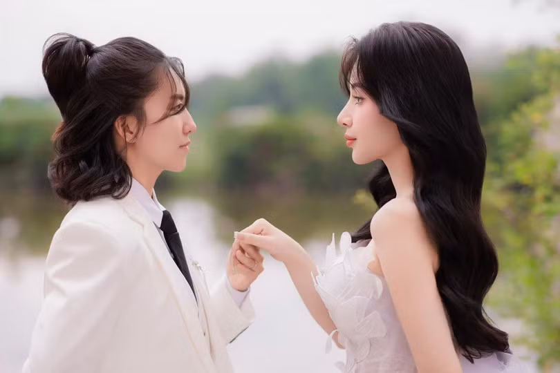 Cặp đôi quen nhau qua mạng xã hội khi Nhi vừa kết thúc mối tình kéo dài 3 năm. Cô thừa nhận, bản thân khi đó đã mất hết niềm tin vào chuyện tình yêu. Nhận được tin nhắn làm quen của Tú, Nhi xem đó là trò giải khuây.