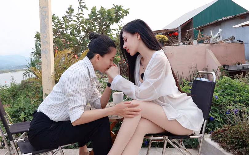 “Suốt buổi tối hôm ấy, Tú không rời mắt khỏi mình. Mình biết, bạn ấy đã rung động. Bản thân mình cũng bị thu hút bởi sự lịch lãm, nhỏ nhẹ của Tú. Chúng mình chính thức trở thành người yêu ngay sau lần gặp đầu tiên”, Nhi kể.