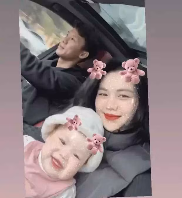 Nhưng hình ảnh trung vệ Quế Ngọc Hải được đăng tải trông "lạ lắm".