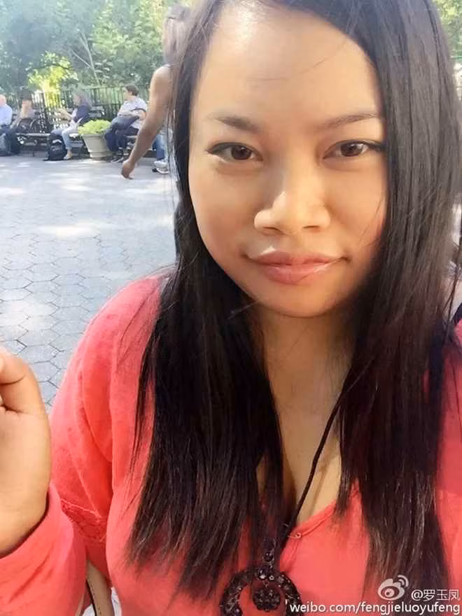 Nhưng thực tế, không có hôn lễ nào diễn ra mà cô làm nhân viên cho một tiệm làm móng, sống trong hầm với chi phí sinh hoạt eo hẹp.