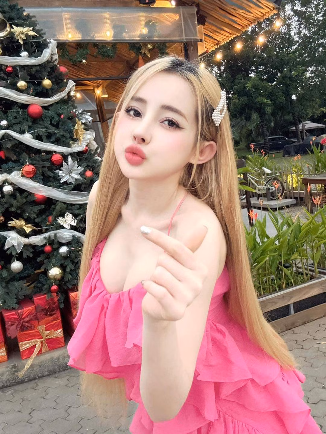 Điểm nhấn không chỉ nằm ở trang phục, mà còn ở phong cách trang điểm sắc sảo, kết hợp cùng kiểu tóc búi cao phá cách, giúp Ngân 98 vừa trẻ trung vừa khác biệt.