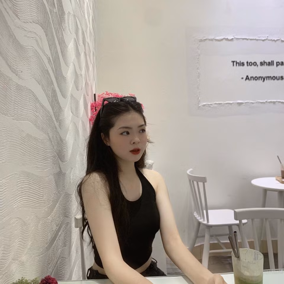 Đôi khi, Huyền Trang khéo léo lựa chọn các trang phục ngắn, ôm sát, tôn lên đôi chân dài cùng hình thể săn chắc, gợi cảm (Ảnh: FBNV).