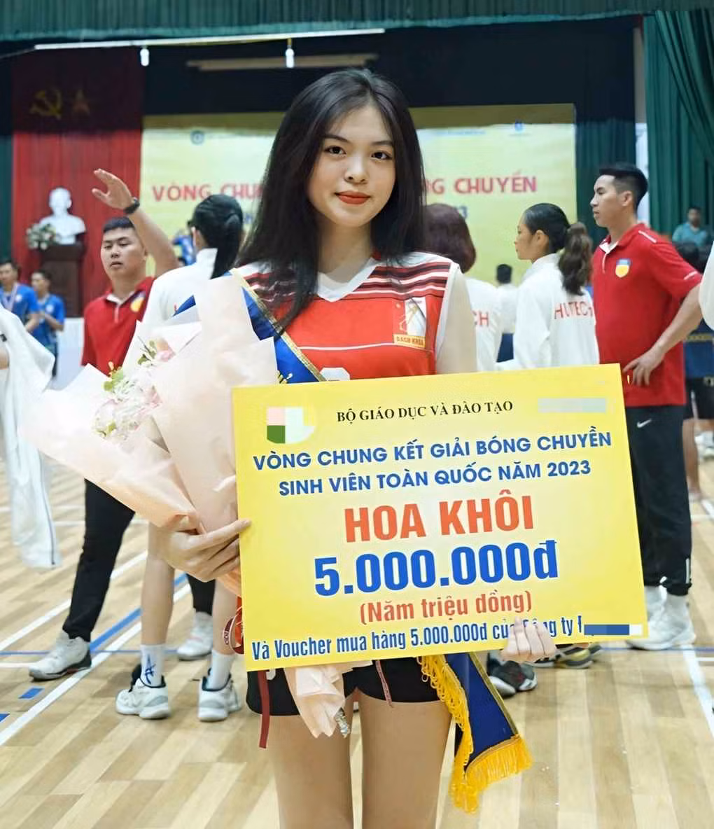 Đinh Thị Huyền Trang (19 tuổi, Nghệ An) mới đây đoạt danh hiệu hoa khôi giải Bóng chuyền sinh viên toàn quốc 2023. Cô hiện là sinh viên ngành Kỹ thuật thực phẩm, Đại học Bách khoa Hà Nội.
