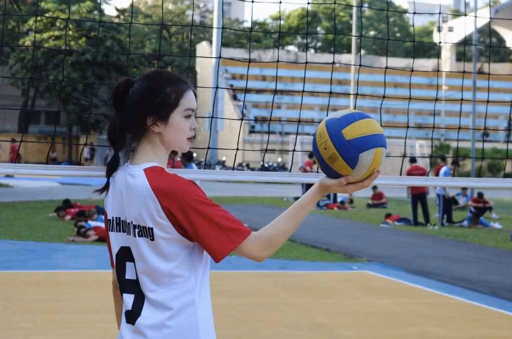 Bắt đầu tập chơi bóng chuyền từ năm 15 tuổi, Huyền Trang nhanh chóng vượt qua những khó khăn ban đầu, trở nên dạn dĩ và dần bộc lộ năng khiếu của mình với bộ môn này (Ảnh: FBNV).