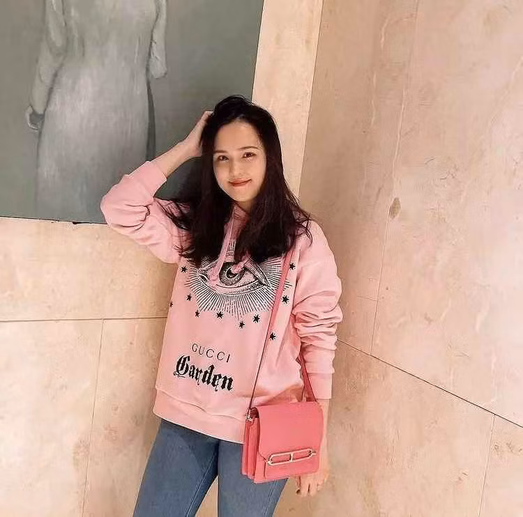 Không chỉ đam mê túi hiệu, nàng WAGs còn đầu tư hẳn một chiếc tủ để đựng những đôi giày đắt đỏ của bản thân.