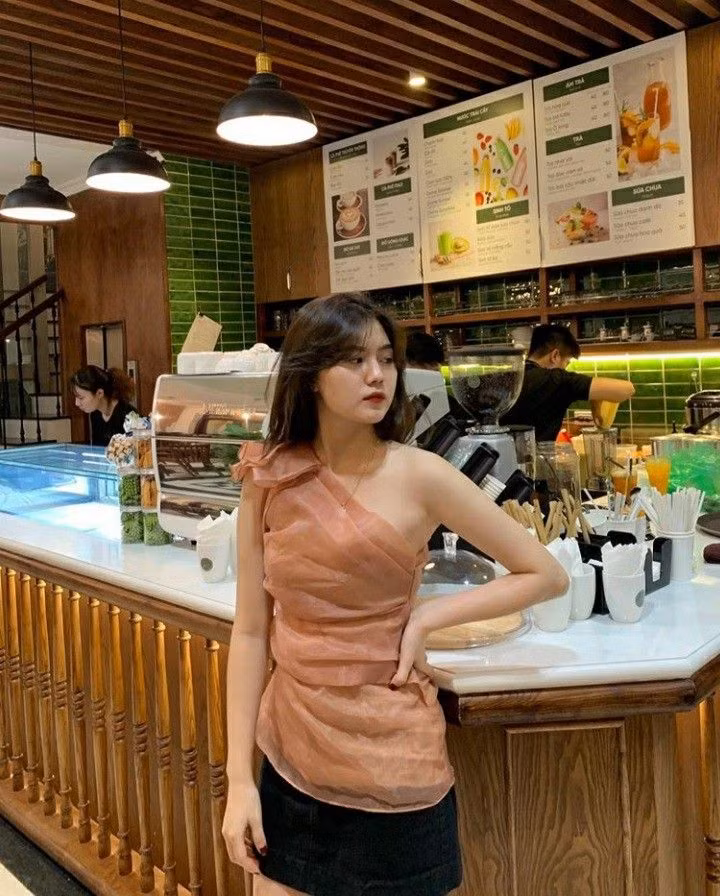 "Anh không biết nói thêm gì nữa. Cảm ơn và biết ơn em rất nhiều mình à. Chúc mừng hai mẹ con. Chúc mừng Leo đến với gia đình nhỏ của chúng ta", Thành Chung viết.