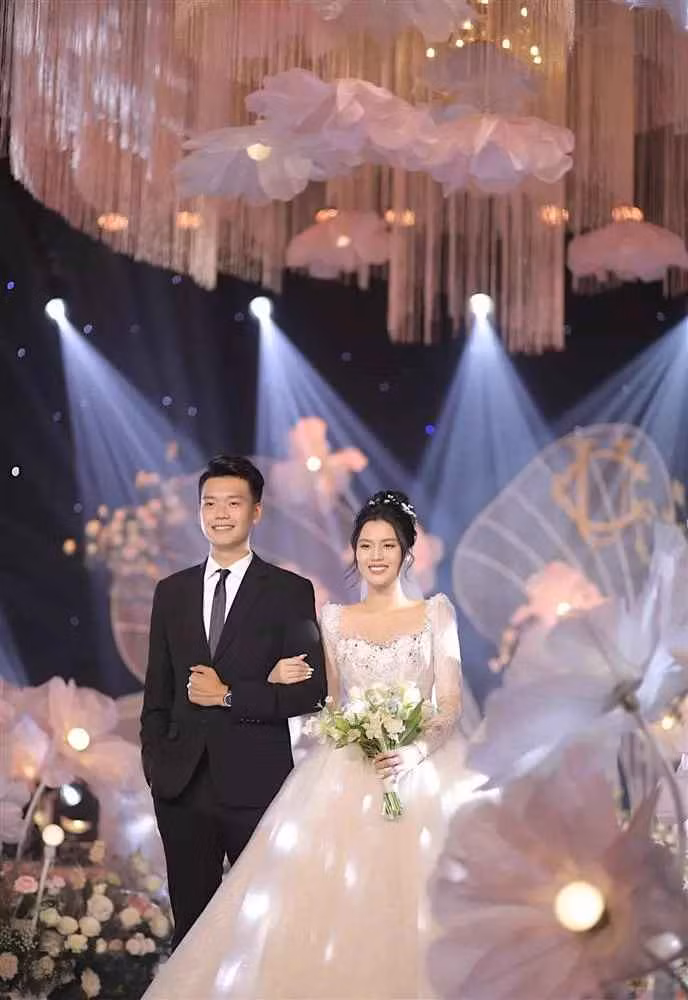 Ngoài quan tâm đến diễn biến trên sân, dân mạng còn đổ dồn về ngoại hình dàn WAGs xuất hiện để cổ vũ chồng, cổ vũ người yêu.