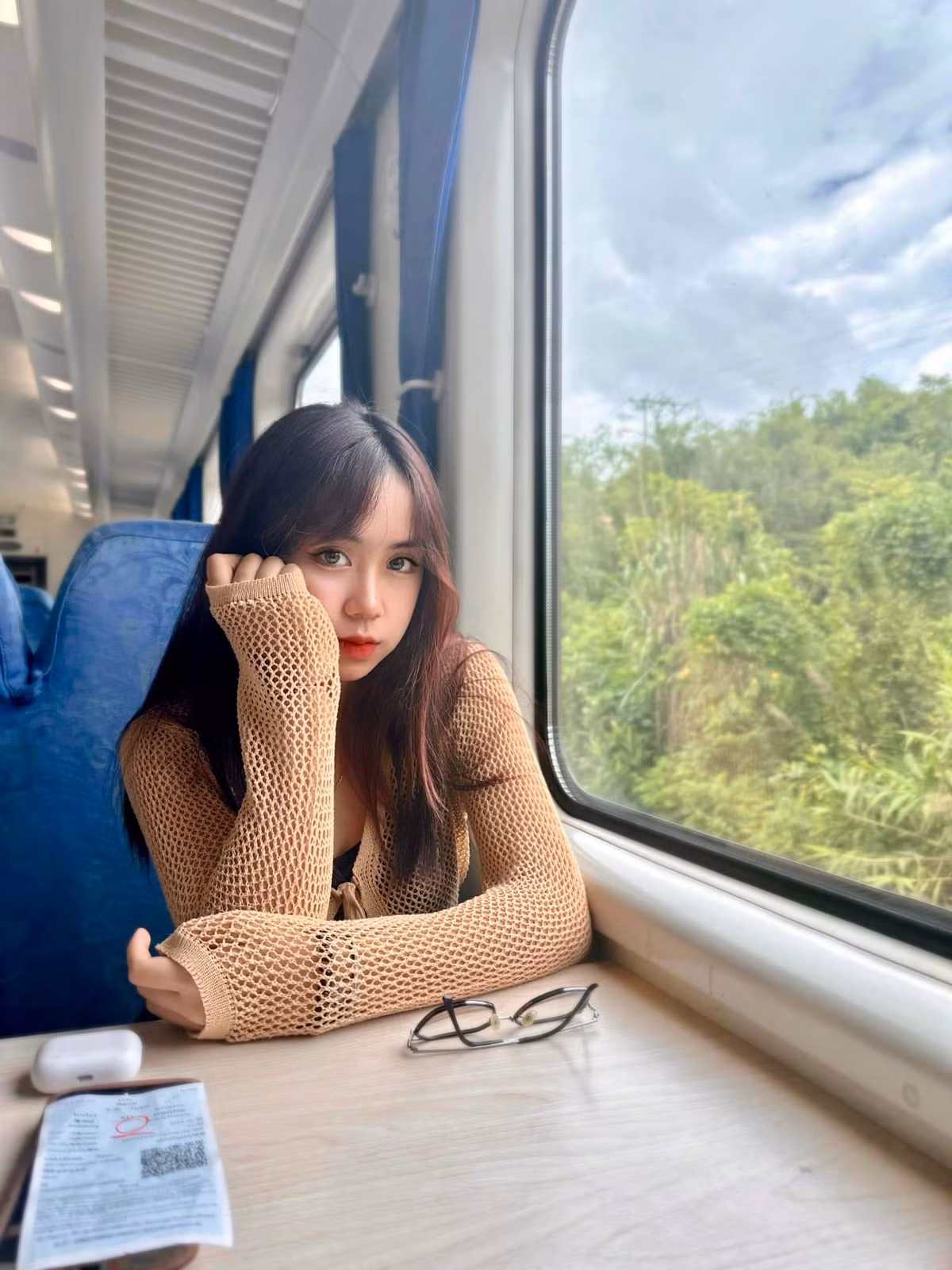 "Khó khăn là vậy nhưng thấy được mọi người hứng thú, tò mò về cuộc sống tại hai quốc gia Việt Nam - Lào, tôi như được tiếp thêm động lực để cố gắng", nữ sinh người Lào nói thêm.
