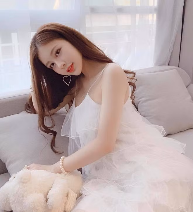 Mới đây, lại một cô nàng nữa trong dàn hot girl Việt khiến báo giới xứ Trung phải điên đảo và liên tục phải dùng những mỹ từ để ca ngợi nhan sắc. Nữ chính được nhắc tới có tên Kalli Nguyễn tên thật là Nguyễn Khánh Linh.