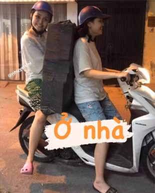 Hoá ra vợ Duy Mạnh cũng bình thường như mọi người, lúc ở nhà tất bật buôn bán thì chỉ thích thoải mái, không cần màu mè. Hình ảnh này khác xa với lúc lên đồ lồng lộn mà netizen vẫn thấy.