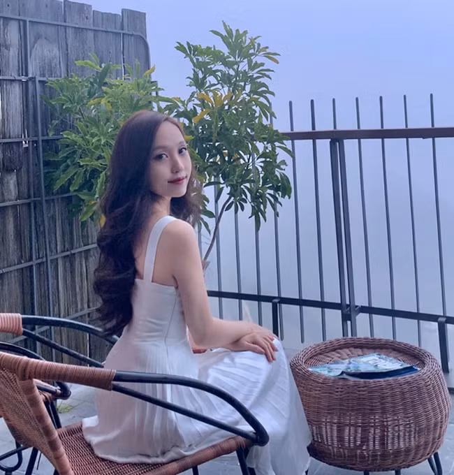 Hot girl thường xuyên đăng bài cổ vũ thủ môn Văn Chuẩn cùng các đồng đội của anh.