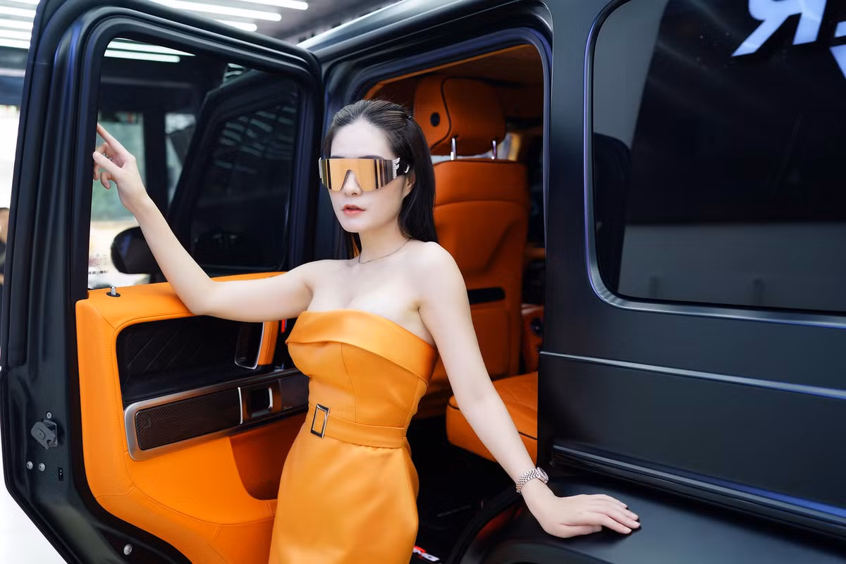 Cụ thể, ngày xưa để có nước dùng cho gia đình, mỗi ngày Di Băng và mẹ đều phải ra ngoài gánh nước đổ đầy thùng. Trong một lần không may, cựu ca sĩ đã bị trượt chân ngã.