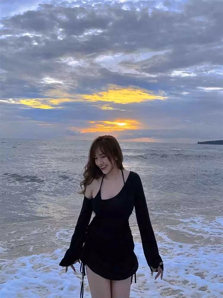 “Được người yêu chụp hình nên cười không thấy mặt trời", Gia Hân chia sẻ. Cô nàng khoe vóc dáng gợi cảm khi diện bikini ở bờ biển.