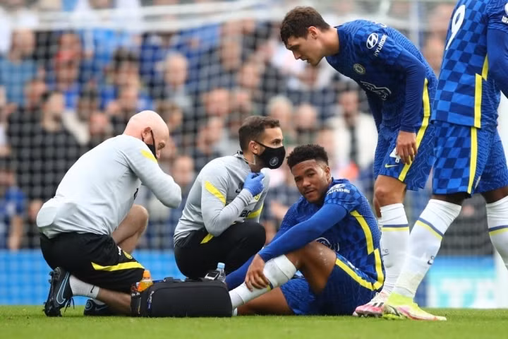 Reece James dính chấn thương gối ở trận Chelsea gặp AC Milan tại Champions League. Được chẩn đoán phải mất 8 tuần điều trị dứt điểm, nhưng James vẫn chưa từ bỏ hy vọng.