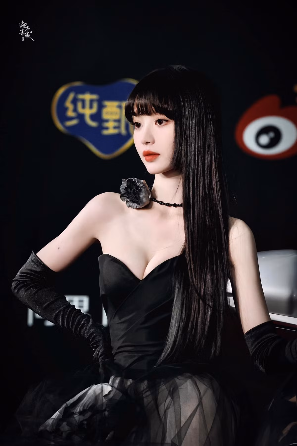 Điền Hi Vi nhiều lần để lộ thân hình săn chắc, cơ bắp hay vòng 1 đẹp đầy đặn trong những trang phục trễ vai, váy hai dây,...