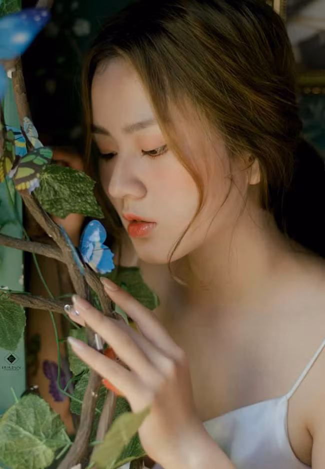Hồng Hân sau đó chọn theo học ngành tiếp viên hàng không. Hiện tại, cô nàng đã học được hơn 1 năm.