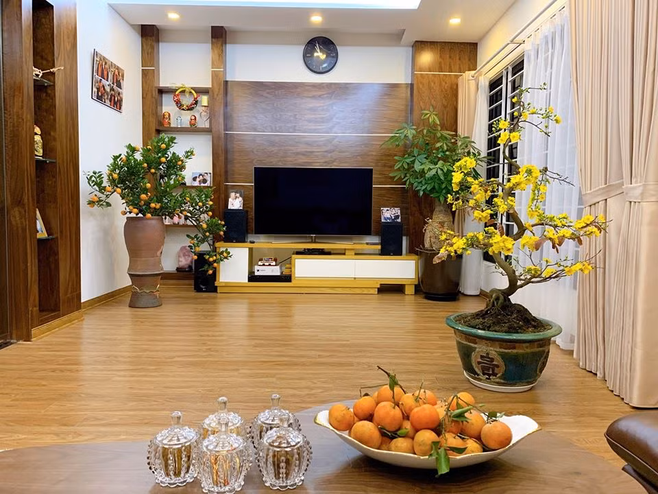Phòng khách được sắp xếp rất gọn gàng, không gian thoáng đãng.