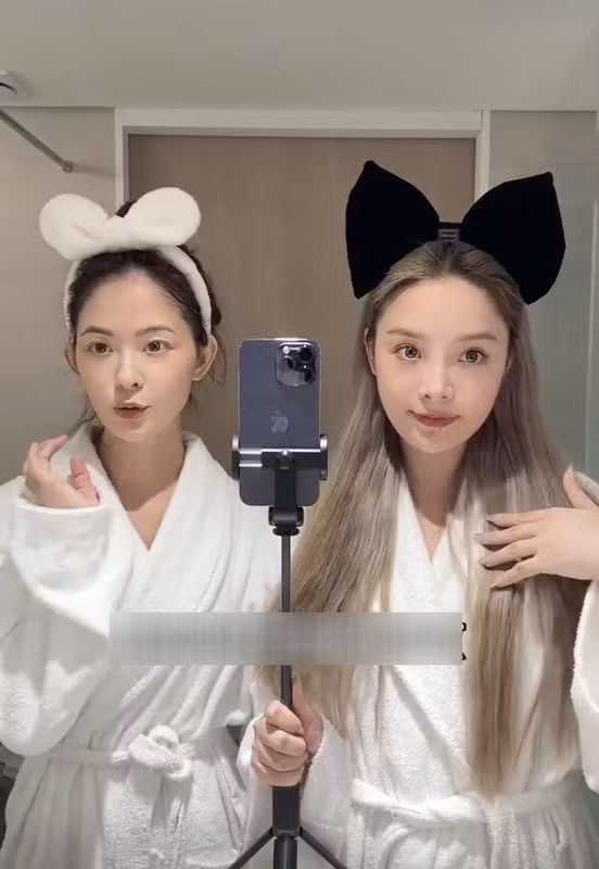 Vốn đã sở hữu những đường nét xinh đẹp, qua thời gian, Wang Jingrong (trái) dường như lưu giữ được gương mặt nhỏ nhắn, vóc dáng thon gọn.