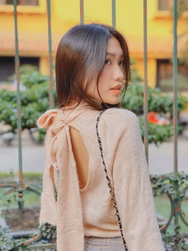 Trên Instagram, Doãn Hải My là một trong những cái tên được dân tình đặc biệt quan tâm bởi phong cách ăn mặc giản dị, thanh lịch.
