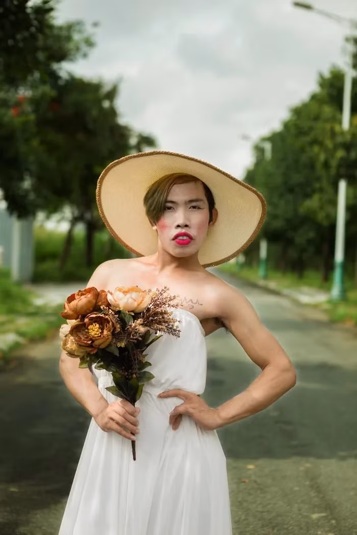 Tùng Sơn cũng là nhân vật nổi lên trên mạng xã hội nhờ vẻ ngoài đặc biệt. Anh còn được gọi với danh xưng "công chúa thủy tề".