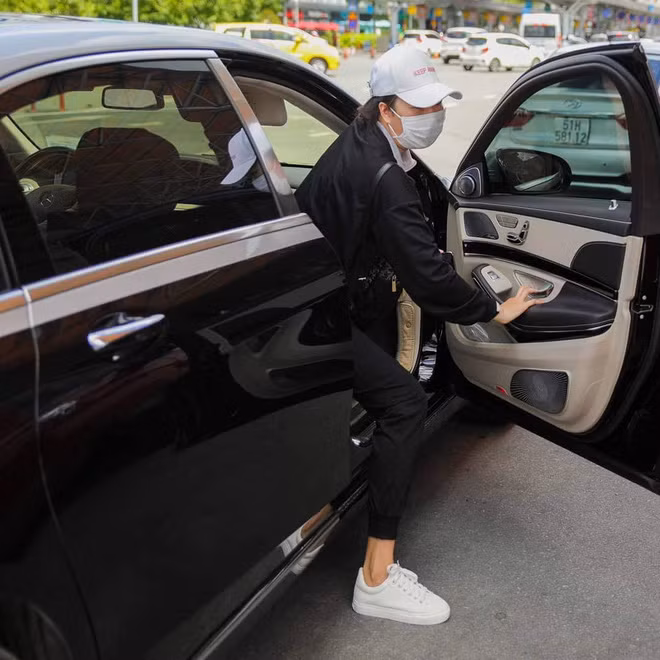 Trước đó, dân tình từng chứng kiến không ít lần Ngọc Trinh thể hiện thái độ hông ngại va chạm và thẳng thắn và lần này đến lướt Thúy Kiều.
