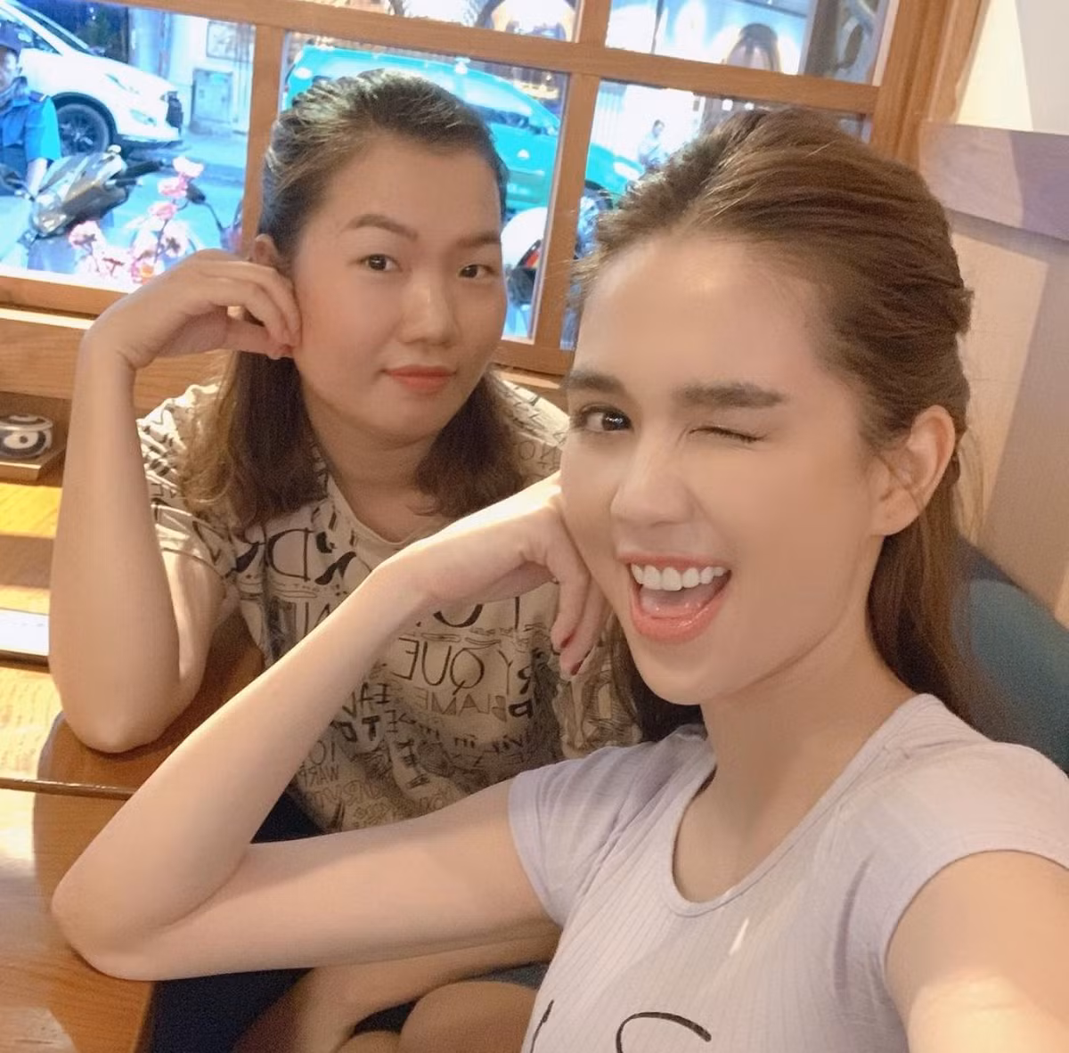 Thuý Kiều - trợ lý Ngọc Trinh mới đây trở thành tâm điểm chú ý của dân tình khi đăng dòng trạng thái với thái độ khá bức xúc đáp trả lại các "anh hùng bàn phím". Việc người thân cận của "nữ hoàng nội y" viết status căng cực, khiến nhiều người tò mò không hiểu chuyện gì đã xảy ra?