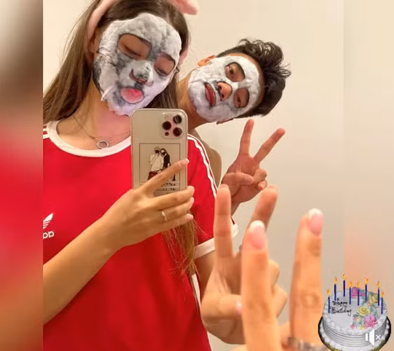 Trên trang cá nhân, cặp gái xinh trai nổi tiếng thường xuyên chia sẻ những hình ảnh hạnh phúc bên nhau. Thậm chí, nàng mẫu còn về Thanh Hóa, ra mắt gia đình bạn trai.