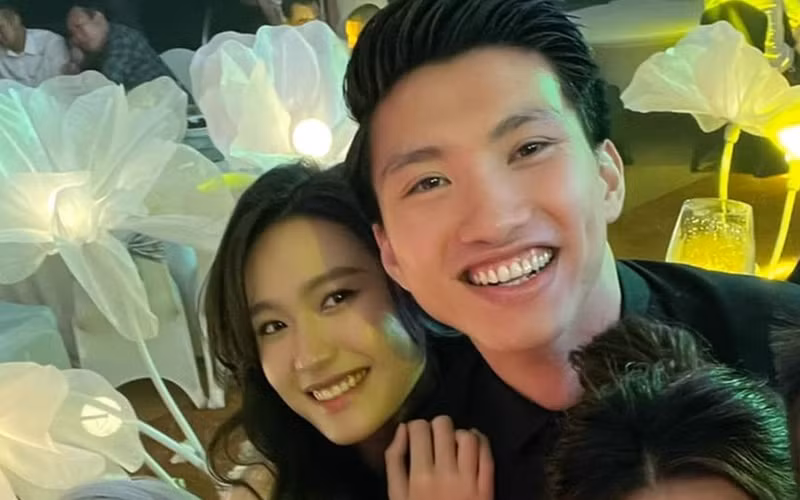Cũng giống như cặp đôi Quang Hải - Chu Thanh Huyền, thời gian qua, Đoàn Văn Hậu và Doãn Hải My thường xuyên xuất hiện cùng nhau trong đám cưới hội cầu thủ.