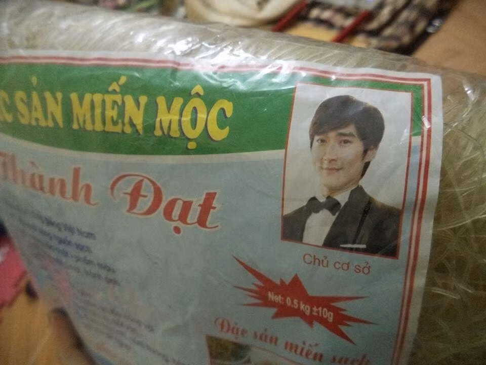 Nhìn các loạt hình sao Hàn Quốc bị lợi dụng hình ảnh, nhiều dân mạng tự hỏi, không biết các ngôi sao nổi tiếng nước ngoài đã “bí mật” sang nước ta từ lúc nào.