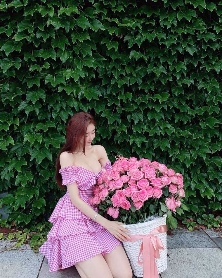 Ở ngoài đời, Ange Vivi chuộng diện trang phục gợi cảm, tôn vòng 1. Đặc biệt là những set đồ công sở phá cách, làm nổi bật hình thể quyến rũ.