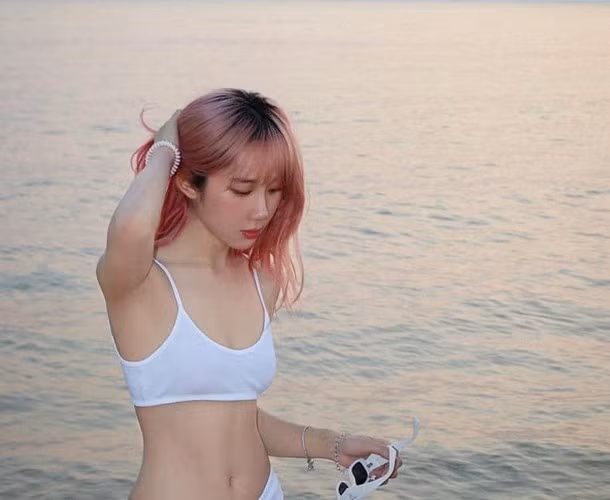Có thể thấy, chẳng cầu kỳ son phấn, nhưng gương mặt đẹp hoàn hảo, bất chấp mọi góc chụp cũng như nụ cười “tỏa nắng” vẫn giúp cô nàng vô cùng nổi bật trong mắt khán giả.