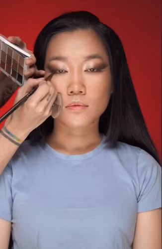 Theo đó, trong một video đăng tải, Lê Thụy bất ngờ xuất hiện với lớp make up cực kì xinh đẹp. Không còn là cô nàng với gương mặt đầy mụn, cô nàng làm tóc, diện váy cực kì sang chảnh, sành điệu. Thậm chí nhiều người còn tưởng vào nhầm trang cá nhân của nàng vì tài thiên biến vạn hoá.