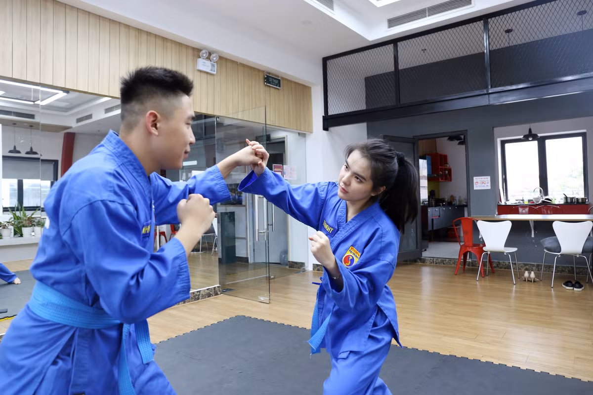 Dù rất bận với lịch học, lịch làm thêm, nhưng Thiên Trang cũng sắp xếp thời gian khéo léo, để vẫn còn khoảng thở cho mình tập gym giữ gìn vóc dáng và gặp gỡ giao lưu với bạn bè.