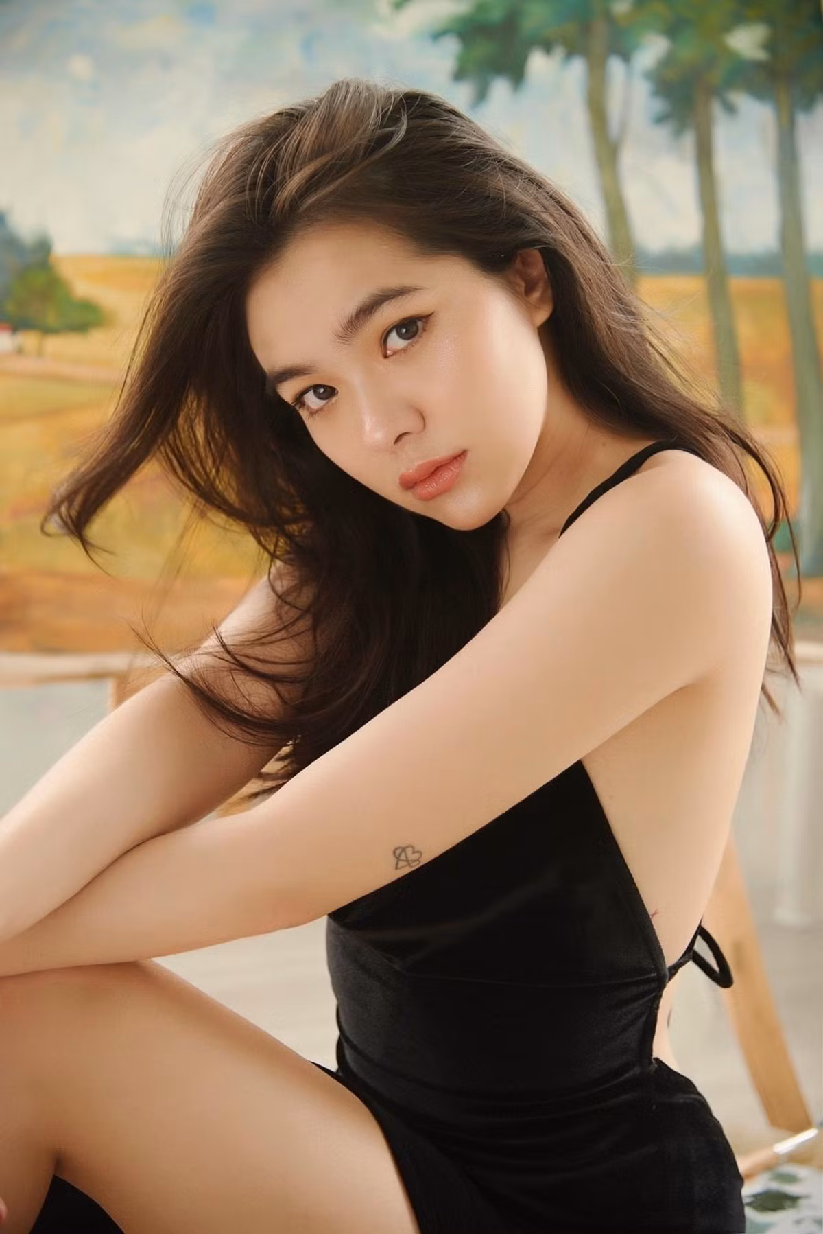 Nhờ lợi thế về diện mạo nên Thiên Trang đã làm người mẫu ảnh. Cô nàng 10X chia sẻ bén duyên với nghề từ năm học lớp 10, với số tiền cát xê ban đầu là 2 triệu đồng; đến nay mức cát xê đã tăng thêm 3-4 lần.