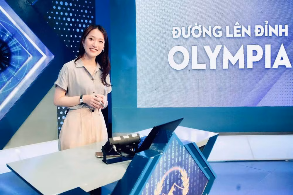 Tiếp nối sự thành công của BTV Diệp Chi, Khánh Vy – “hot girl” nói 7 thứ tiếng được giao trọng trách đảm nhiệm vị trí MC của chương trình Đường lên đỉnh Olympia.