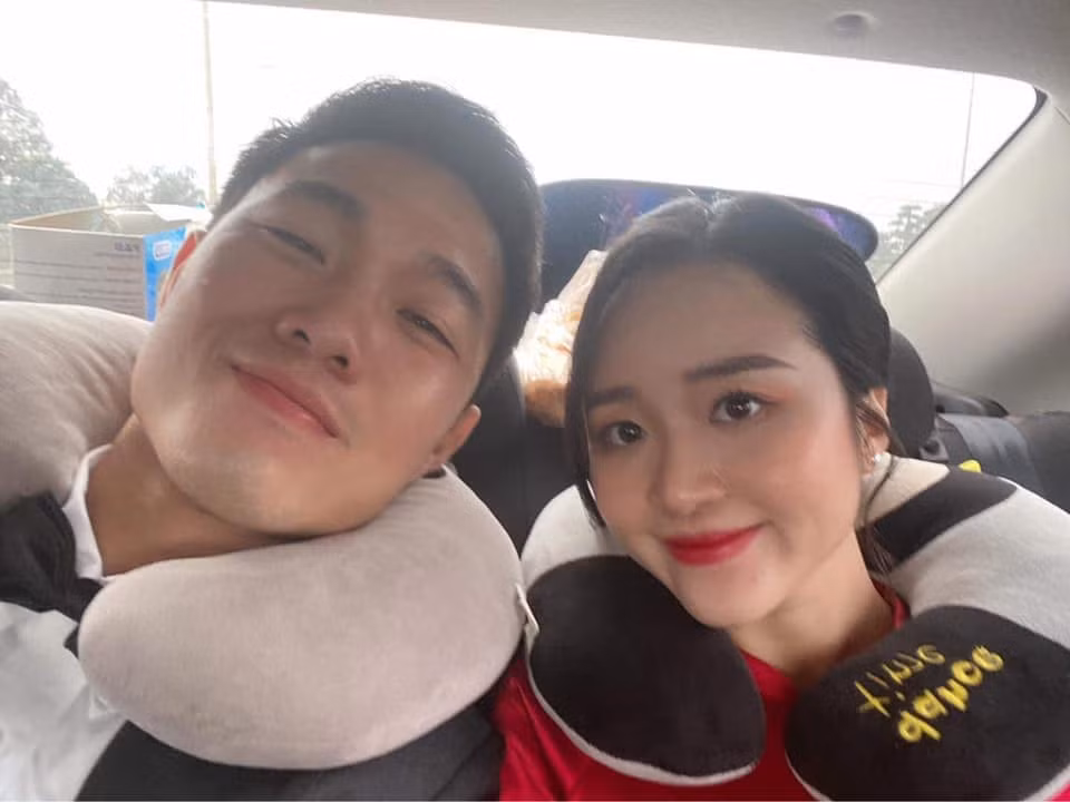 Sau đó trên trang cá nhân của HLV trưởng CLB HAGL là Kiatisuk cũng đăng tải bức ảnh khá hiếm của Xuân Trường và Nhuệ Giang cùng lời chúc phúc cho gia đình mới của cậu học trò.