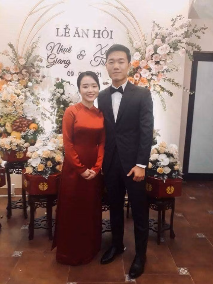Mãi đến tận chiều tối ngày 9/4, sau bữa tiệc gia đình, hình ảnh chính thức đầu tiên của lễ ăn hỏi của Xuân Trường mới được tiết lộ. Đây là bức ảnh được chú của Nhuệ Giang đăng trên trang cá nhân ghi lại hai nhân vật chính.