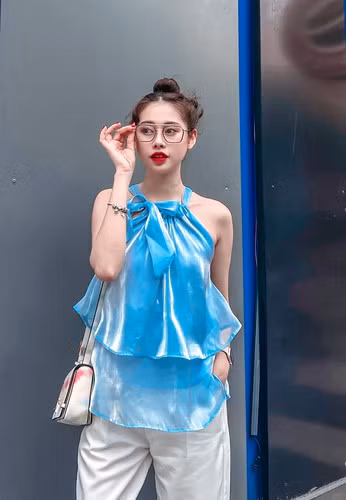 Từ lúc còn cắt tóc mái ngố, chụp hình "chu môi phồng má" đến khi là một cô gái xinh đẹp, vóc dáng chuẩn chỉnh đôi khi lại vô cùng quyến rũ và nữ tính của Việt Phương Thoa.