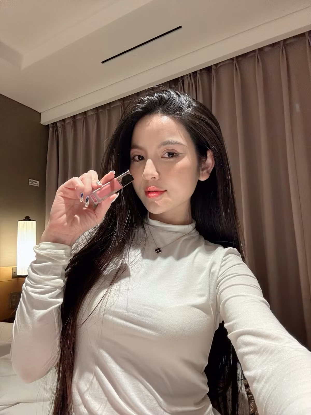 Vợ cầu thủ Quang Hải là Chu Thanh Huyền làm nghề kinh doanh mỹ phẩm online. Dù không tham gia showbiz hay các hoạt động nghệ thuật khác, nhưng cô vẫn nhận được sự quan tâm lớn trên mạng xã hội.