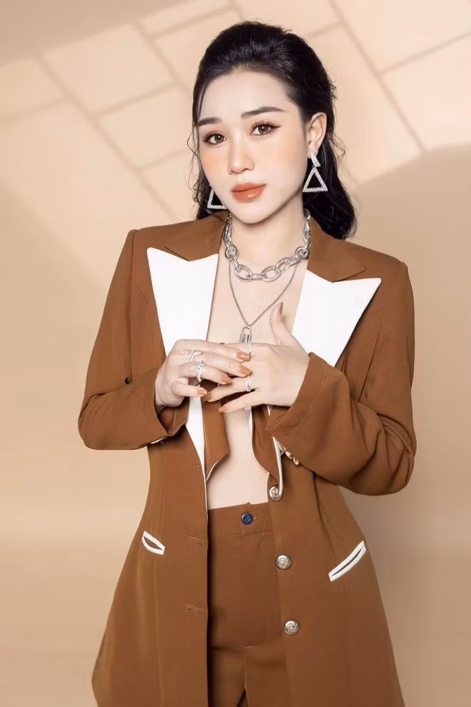Hiếu Phạm và Tấn Tài được mệnh danh là cặp đôi “trài tài – gái sắc”. Cùng nhau phấn đấu, họ gặt hái được nhiều thành tựu như mua “xe sang” trị giá hơn 2 tỷ đồng và sắm nhà xịn.